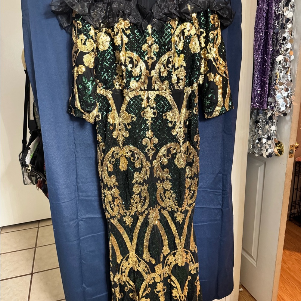 Elegant emerald Green and Gold Off-Shoulder Dress size 1XL - Picture 2 of 9